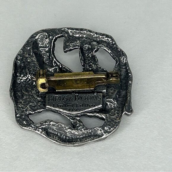 VINTAGE PEWTER BIRDS AND BLOOMS UNIQUE BIRD PIN 1999 EDITION - Picture 3 of 4